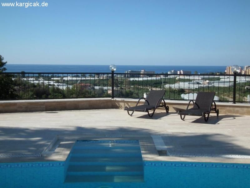 Exclusive möblierte Villa von höchster Qualität mit privat Pool und Meerblick